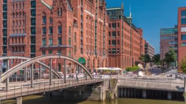 Hamburg 'daki ünlü Speicherstadt' ta Uluslararası Denizcilik Müzesi, ikonik tuğla binalar, kemer köprüler, kanallar ve rıhtımlar yer alıyor. Almanya 'nın tarihi simgesi.