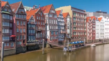 Kleines Rıhtımı 'nın Hamburg, Almanya' da bulunan Elbe Kanalı 'nın kuzeyindeki hava zaman tüneli. Resimli kafeler ve tarihi tuğla evler sakin rıhtım boyunca uzanır. Yemek yemek ya da gelgit manzarasından zevk almak için mükemmeldir.