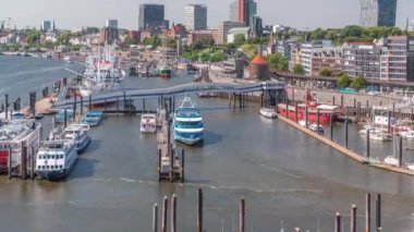 Jan Fedder Gezinti Alanı Hamburg, Almanya 'da canlı bir liman bölgesi. Elbe Nehri 'ndeki marinada gemiler ve tekneler. Arkasında ünlü binalar var. Rahatlama ve manzaralı güzellik