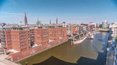 Modern Hamburg Panorama, Almanya 'nın hava zaman çizelgesinde konut ve ofis binalarının kırmızı tuğlaları sergileniyor. Çok katlı evler ve kuleler canlı kentsel alanda çarpıcı bir şehir manzarası yaratıyor.