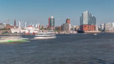Hamburgs ikonik Elbphilharmonie konser salonunun Timelapse 'ı. Önünde tarihi bir kargo gemisi var. Arka planda Uberseebrucke ve Niederhafen, Hafencity rıhtımında. Almanya