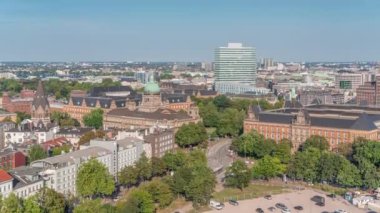 Almanya 'nın Hamburg kentindeki Sievekingplatz' daki Hanseatic Higher Bölgesel Mahkemesi 'ni vurguluyor. Büyüleyici şehir silueti manzarası Sığınak bakış açısından tarihi cazibeyle