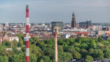 Hamburgs 'un tarihi şehir merkezinin hava zaman çizelgesi St. Michaels Kilisesi saat kulesi ve Elbphilharmonie ile gökyüzü. Almanya 'nın sığınak perspektifinden izlenen park ve eğlence merkezleri