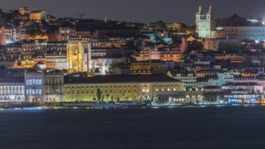 Tarihi merkez Terreiro do Paco ve Tagus Nehri alacakaranlıkta tarihi binalar, feribot terminali ve Portekiz 'deki Se de Lisboa Katedrali' nin yer aldığı hava zaman dilimi aydınlandı.