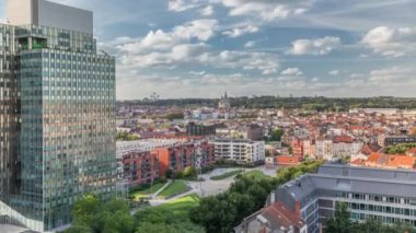 Brüksel kentsel manzarasının hava zaman çizelgesi ofis gökdelenlerini konut alanları ile harmanlıyor. Yeşil park çimenleri, tarihi çatılar ve modern mimari Belçika 'da çeşitli bir şehir manzarası oluşturur