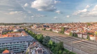 Brüksel Kuzey İstasyonu 'nun tren rayları, gelen ve giden trenlerle dolu. Schaerbeek şehir manzarası kırmızı çatılar, sanayi bölgeleri ve bulutlu bir gökyüzü. Belçika
