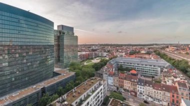Brüksel kentsel manzarasının hava takvimi ofis gökdelenlerini gün batımında yerleşim alanlarıyla harmanlıyor. Yeşil park çimenleri, tarihi çatılar ve modern mimari, Belçika 'nın çeşitli şehirleri