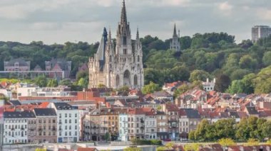 Belçika, Brüksel 'deki Notre Dame de Laeken kilisesinin hava akşam manzarası. Neo-gotik mimari tarihi cephelerle, yemyeşil park alanlarıyla ve pitoresk şehir manzarasıyla çevrili.