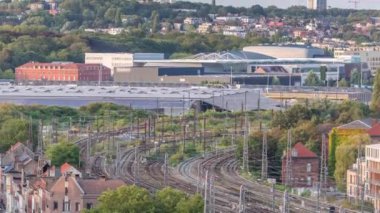 Brüksel Kuzey İstasyonu 'nun hava zaman tüneli tren raylarıyla kavis yaptı ve trenler geldi ve gitti. Schaerbeek 'te depo, alışveriş merkezi ve güneş panelleri olan sanayi bölgeleri yer alıyor. Belçika