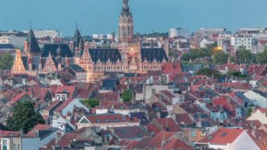 Brüksel, Belçika 'daki Schaerbeek Belediye Binası' nın hava görüntüsü. Neo-Rönesans mimarisi kırmızı çatılı evlerle çevrili. Şehir manzarası ve tarihi cazibe