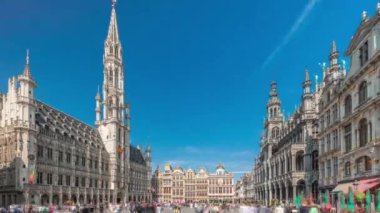 Belçika, Brüksel 'deki Grand Place Grote Markt zaman atlaması. Brabantine Gotik Belediye Binası, Barok loncaları ve tarihi şehir merkezinde hareketli turistler. UNESCO Dünya Mirası Alanı