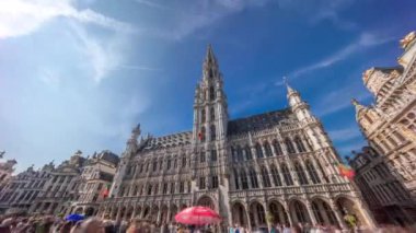 Belçika, Brüksel 'deki Grand Place' de Town Hall Hotel de Ville 'in zaman atlaması. Gotik kuleye ve cepheye bakıyorum. UNESCO 'nun Dünya Mirası Bölgesi ve önemli bir turizm beldesi