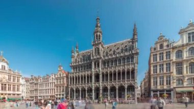 Brüksel, Belçika 'daki Grand Place' de Maison du Roi Kings House cephesinin zamanaşımı. Gotik tarzı bir apartman, eski lonca binası, şimdi Brüksel Şehir Müzesi 'nin evi. UNESCO Dünya Mirası Alanı
