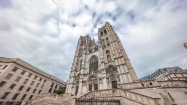 Brüksel 'deki St. Michael Katedrali ve Belçika' daki St. Gudula Katedrali 'nin hiperlapesi. Gotik kuleler, karmaşık oymalar ve bulutlu bir gökyüzünün altında yükselen cephe mimari mirasını gözler önüne seriyor.