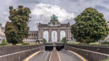 Jubelpark, Brüksel, Belçika 'daki Cinquantenaire Atari Salonu' nun Zamanı. Anıt zafer kemeri dramatik bulutların altında Belçika tarihi ve bağımsızlığını sembolize ederek dimdik ayakta duruyor. Tünelde trafik vardı.