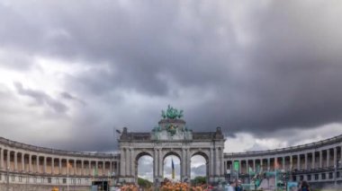 Jubelpark, Brüksel, Belçika 'daki Cinquantenaire Atari Salonu' nun Zamanı. Çiçekli kemer, dramatik bulutların altında Belçika tarihi ve bağımsızlığını sembolize ederek dimdik ayakta duruyor..