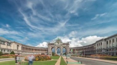 Jubelpark, Brüksel, Belçika 'daki Cinquantenaire Atari Salonu' nun hiperlapesi. Anıt zafer kemeri, Belçika tarihi ve bağımsızlığını simgeleyen bulutların altında dimdik duruyor..