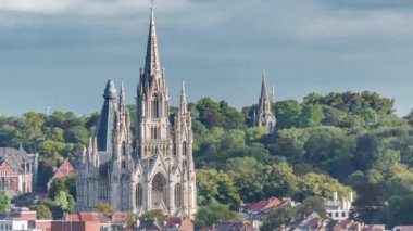 Belçika 'nın başkenti Brüksel' de Notre Dame de Laeken kilisesinin hava manzarası bulutların altında. Neo-gotik mimari tarihi cephelerle, yeşil park alanlarıyla ve pitoresk şehir manzarasıyla çevrili.