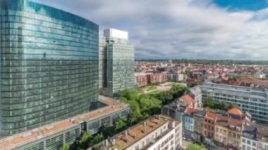 Brüksel 'in sabah kentsel manzarasının hava zaman çizelgesi ofis gökdelenlerini yerleşim alanlarıyla harmanlıyor. Yeşil park çimenleri, tarihi çatılar ve modern mimari çeşitli şehirler yaratıyor. Belçika