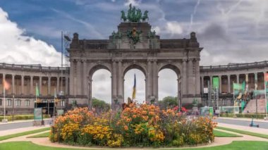 Jubelpark, Brüksel, Belçika 'daki Cinquantenaire Atari Salonu' nun zaman çizelgesi. Anıt zafer kemeri dramatik bulutların altında, Belçika tarihini ve bağımsızlığını simgeleyerek dimdik ayakta duruyor..