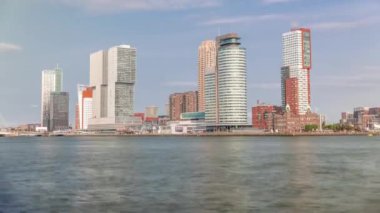 Rotterdam silueti, Nieuwe Maas Nehri bankasından Wilhelminapier ve Kop van Zuid 'e kadar uzanır. Modern gökdelenler, bu yeniden geliştirilmiş eski liman bölgesindeki gemi terminali ve rıhtım.