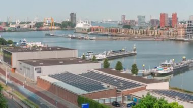 Arka planda Katendrecht ve Maas Nehri 'nin yer aldığı Maashaven' ın havadan çekilmiş panoramik görüntüsü. Çevredeki yollar boyunca trafik hareket ediyor. Rotterdam, Hollanda