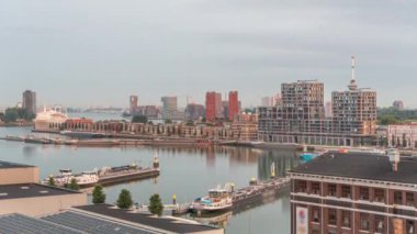 Güneş doğduktan sonra Maashaven 'da Katendrecht ve Maas Nehri' nin iç kısımlarına demirlemiş gemileriyle birlikte havadan izleniyor. Eski fabrika ofis ve etkinlik alanına dönüştü. Rotterdam, Hollanda