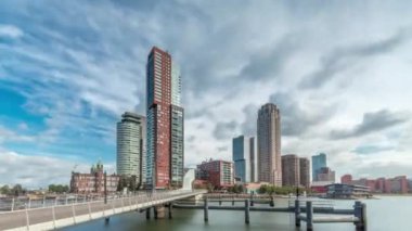 Hollanda, Rotterdam 'da bulunan ve yerel olarak Hoerenloper olarak bilinen Rijnhaven Köprüsü' nden Hiperlapse. Arka planda modern gökdelenleri ve bulutlu gökyüzü olan bir yaya ve bisiklet köprüsü