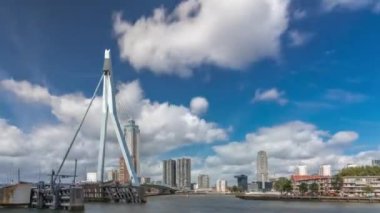 Rotterdam, Hollanda 'daki Maas Nehri' ni kapsayan Erasmus Köprüsü zaman atlaması. Hollandlar 'ın en büyük kablo destekli basküle köprüsü gökdelenleri, rıhtımdaki botlar ve dramatik bulutlu gökyüzü arkaplanı