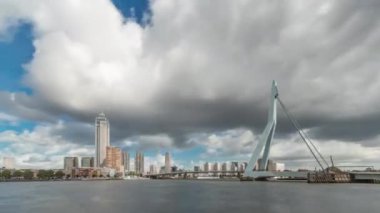 Hollanda, Rotterdam 'daki Maas Nehri' ni kapsayan Erasmus Köprüsü zaman atlaması. Hollanda 'nın en büyük kablo destekli basküle köprüsü gökdelenleri, tekneleri ve dramatik bulutlu arkaplanı