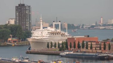 Hollanda, Rotterdam 'da sabah saatlerinde Maashaven Limanı' nın uçuş zamanı. Rıhtımın ufuk çizgisi ve eski bir yolcu gemisi olan SS Rotterdam, şimdi Katendrecht 'e demirlemiş bir otel.