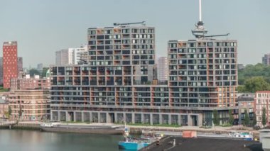 Rotterdam, Hollanda 'daki Katendrecht Yarımadası ve Maashaven Limanı' nın panoramik zaman çizelgesi. Sabah şehir silueti, modern gökdelenler ve Europole, gemileriyle rıhtım kıyısı