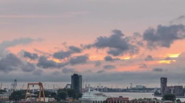 Maashaven Limanı 'nın hava zamanı, Hollanda Rotterdam' da günbatımında turuncu bulutlar. Rıhtım manzarası ve eski yolcu gemisi SS Rotterdam, şimdi Katendrecht 'e demirlemiş bir otel.