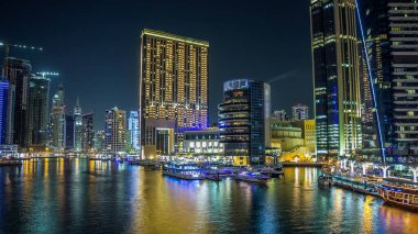 Dubai Marina, yatları ve briç gecesi hiperhızlandırılmış restoranları olan modern kuleleri olan, Birleşik Arap Emirlikleri ile dolanıyor. Kafeler ve restoranlar