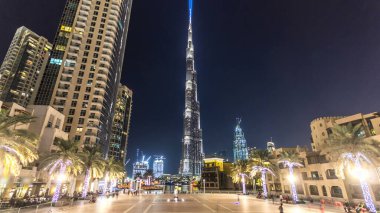 Dubai şehir merkezinde ve Burj Halife göl kıyısında, Dubai, BAE 'de fıskiye ve köprüsü olan bir hiperhıza sahip. Burj Halife dünyanın en yüksek binasıdır. Şeyh Zayed Yolu, Birleşik Arap Emirlikleri 'nde yer alıyor..