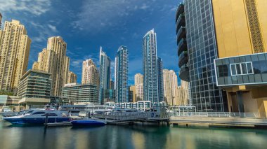 Dubai Marina 'da yüzen yatları ve tekneleri vardı. İş şehrinin Dubai 'deki liman bölgesinde aşırı hızlanma zamanı, BAE
