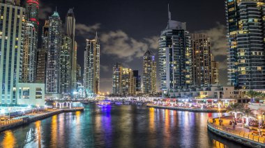 Dubai Marina, yatları ve Dubai 'deki köprüden restoranları olan modern kuleleri olan, Birleşik Arap Emirlikleri' nde gece hipervanesi olan bir yer. Dubai Marina, Dubai 'de bir şehirdir..