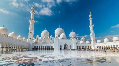 Birleşik Arap Emirlikleri 'nin başkenti Abu Dabi' de bulunan Şeyh Zayed Büyük Camii 'ne ziyaretçi kuyruğuyla birlikte. BAE 'nin en büyük camii. Mavi bulutlu gökyüzü