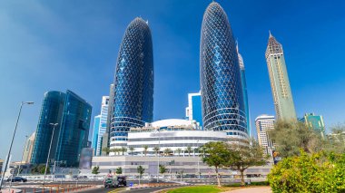 Modern gökdelenler zaman atlamaları, Şeyh zayed yolu trafik, Dubai, Birleşik Arap Emirlikleri. Dubai dünyanın en hızlı büyüyen şehridir..