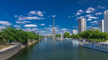 Paris, Fransa 'daki Grenelle Köprüsü' nden Seine Timelapse nehrindeki Eyfel kulesi. Kuğular adası ve nehir üzerinde gemi güneşli yaz gününde yukarıdan hava manzarası
