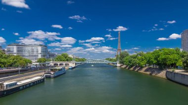 Paris, Fransa 'daki Grenelle Köprüsü' nden Seine nehri üzerindeki Eyfel kulesi. Kuğular adası ve güneşli yaz gününde nehirde bir gemi.