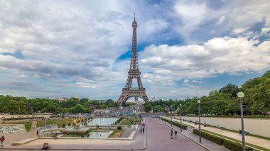 Trocadero Meydanı 'ndaki fıskiyeler. Arka planda Eyfel Kulesi var. Trocadero ve Eyfel Kulesi Paris 'in en çok ziyaret edilen yerleridir. Yaz gününde bulutlu bir gökyüzü
