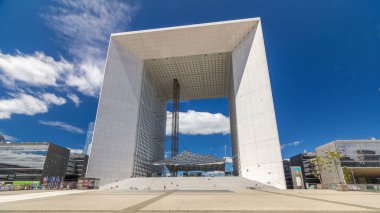 Paris 'in savunma bölgesi zaman atlaması hiperhız, Fransa. Yazın mavi bulutlu gökyüzü