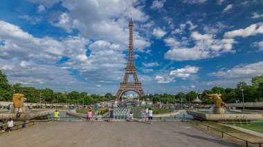 Trocadero Meydanı 'ndaki fıskiyeler ve arka planda Eyfel Kulesi. Trocadero ve Eyfel Kulesi Paris 'in en çok ziyaret edilen yerleridir. Yazın mavi bulutlu gökyüzü