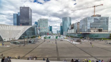 Paris 'te yüksek binalar ve kongre merkezleri olan yüksek hızlı modern iş ve finans bölgelerinin savunma zaman çizelgeleri. Yukarıdan bak. Yaz gününde bulutlu bir gökyüzü