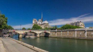 Seine Rıhtımı ve Notre Dame de Paris zaman atlaması Paris 'in en ünlü sembollerinden biridir. Başpiskoposluk köprüsü. Güneşli yaz gününün görüntüsü