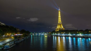 Eyfel Kulesi 'nden Jena Köprüsü' ne giden hava görüntüsü. Eiffel kulesi olan Seine Nehri 'ndeki tekne istasyonu. Görüntü Bir-Hakeim köprüsünden. Paris, Fransa
