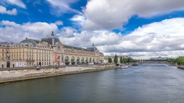 Orsay Müzesi, Seine nehrinin sol kıyısında Paris 'te bir müzedir. Kraliyet Köprüsü 'nden görüntü. Orsay Müzesi en büyük empresyonist resim koleksiyonuna sahip. Paris, Fransa