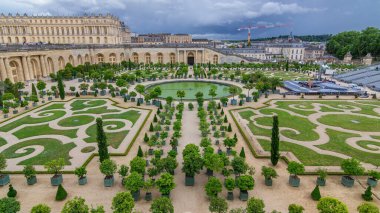 Versailles Sarayı 'nın güzel bahçeleri ve havadan zaman ayarlı çeşmeleri var. Versailles Sarayı kraliyet şatosuydu. Paris, Fransa.