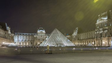 Louvre Piramidi ile ünlü Louvre Müzesi gece vakti ışık saçar. Louvre Müzesi dünyanın en büyük ve en çok ziyaret edilen müzelerinden biridir. Paris, Fransa